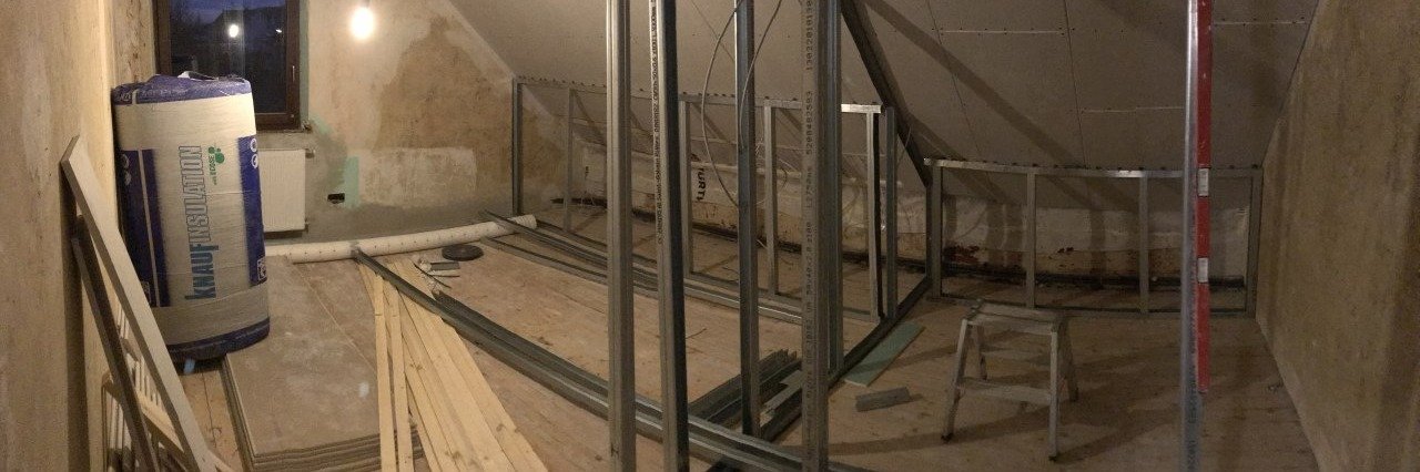 Aufbau einer Raumtrennwand mit Metall-Ständerwerk, Trockenbau-Profilen und Knauf Dämmmaterial.